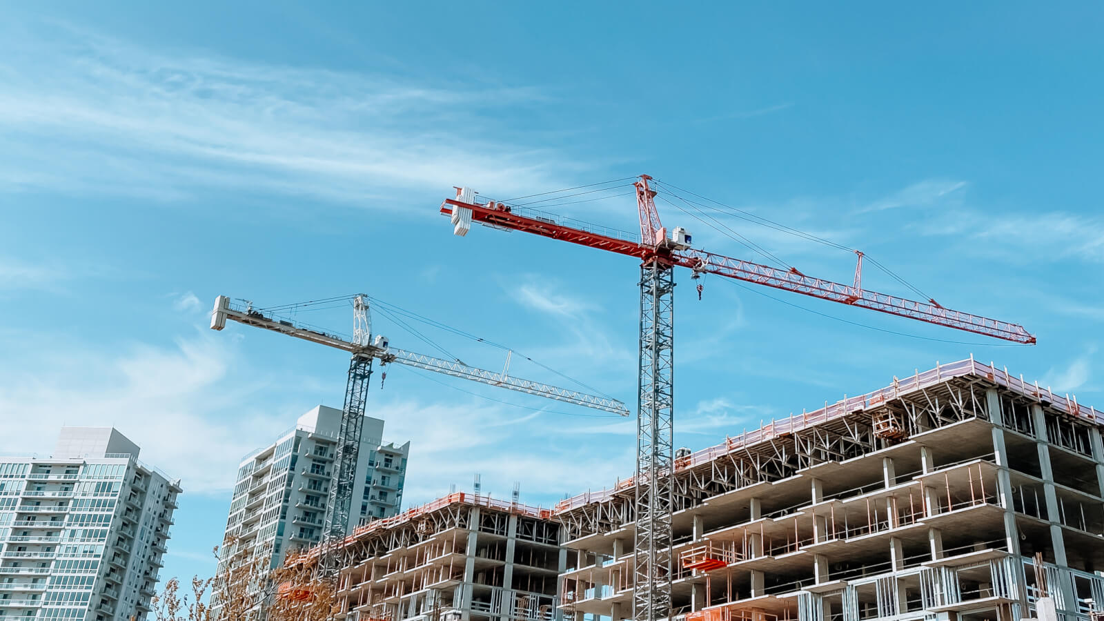 Kräne über einer Baustelle